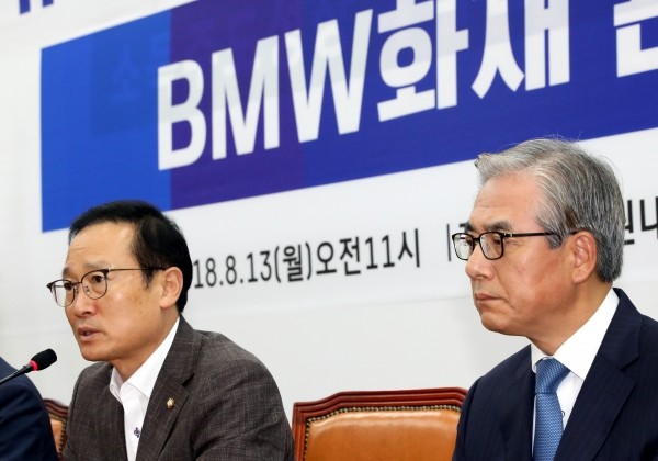 지난 13일 오전 국회에서 진행된 더불어민주당 BMW 화재 사고 관련 긴급 간담회. 사진은 홍영표 원내대표(왼쪽)가 발언을 하고 있다. 오른쪽은 김효준 BMW코리아 대표이사.(사진=newsis)