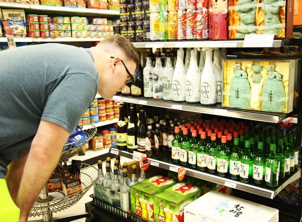 서울 용산구에 위치한 미군부대 PX에서 미군이 참이슬을 고르고 있다(사진=하이트진로)