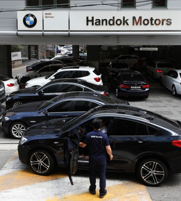 화재가 잇따르고 있는 BMW 리콜 대상 차량에 대한 운행정지 명령이 내려진 가운데 서울 시내 BMW 서비스센터에는 정비를 받기 위해 대기 중인 차량들이 즐비하다.(사진=newsis)