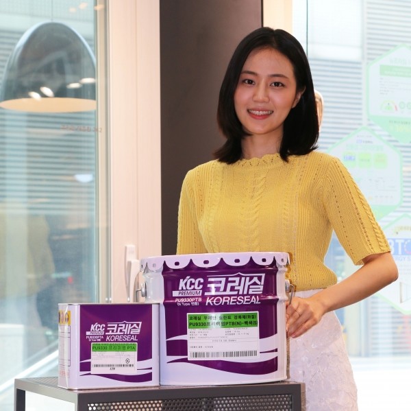 모델이 KCC 친환경 우레탄계 실란트 제품 'PU9330 프리미엄(N)'을 선보이고 있다.