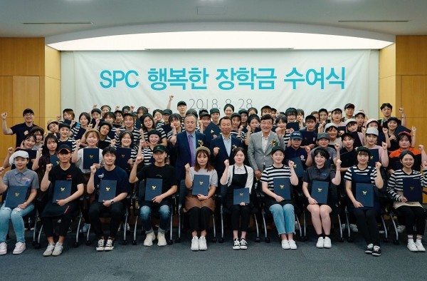(사진 설명) 28일 서울 신대방동 SPC 미래창조원에서 열린 '제 14회 SPC 행복한 장학금 수여식'에서 아르바이트 장학생들이 기념 촬영을 하고 있다. 츨처=spc그룹