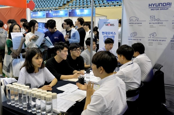 현대모비스는 맞춤형 인재 채용을 위해 이번 하반기 신입사원 채용부터 현업주도 채용을 강화한다. 또한 이러한 일환으로 4일(화)부터 전국의 대학교에 찾아가 채용 정보를 공유하는 캠퍼스 리쿠르팅을 진행하고 있다.