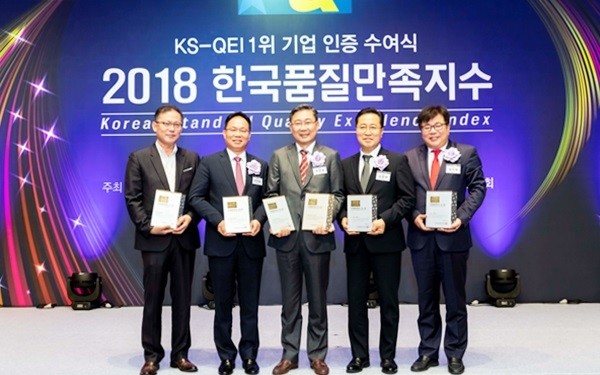 KCC 관계자들이 ‘2018 한국품질만족지수(KS-QEI)’ 인증수여식에 참석해 기념 촬영을 하고 있다. (왼쪽부터) KCC 김종철 품질경영 담당이사, 연진흠 실리콘 담당이사, 이창열 품질분석 담당상무, 김성천 인테리어 담당이사, 정치욱 분체도료 담당이사. (사진제공=KCC)