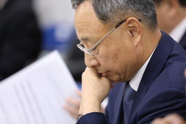 지난 18일 정부세종청사에서 열린 기획재정부에 대한 국회 기획재정위원회의 국정감사에 출석한 황창규 KT 회장.(사진=newsis)