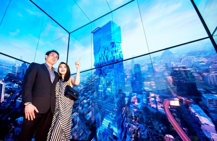 LG전자가 태국 방콕에 자리한 마하나콘 타워의 전망대를 오르는 전용 엘리베이터 내부의 벽, 천장 등 4면에 올레드 사이니지를 설치했다. 사진제공=LG전자