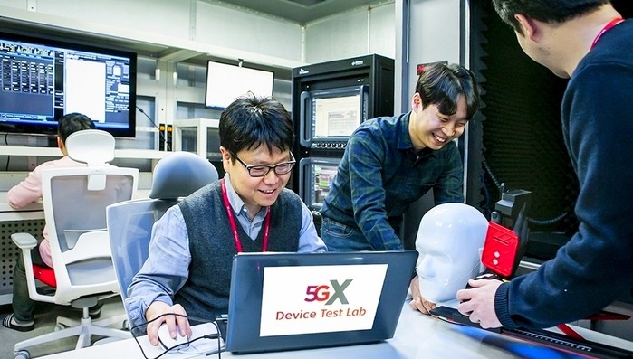 SK텔레콤 5G 디바이스 테스트 랩 연구원들이 계측 장비로 5G 디바이스를 시험하고 있다. 사진지제공=SK텔레콤