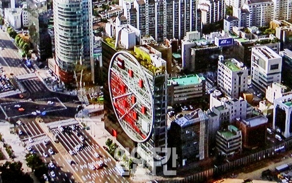 HDC현대산업개발 서울 삼성동 사옥(가운데).