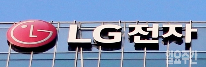 올해 세계 시장에서 고른 활약으로 선전한 LG전자는 독자 플랫폼인 ‘웹(web)OS’ 생태계를 욱성한다는 전략을 내놨다.LG전자가 앞서 스마트 TV, 디지털 사이니지, 스마트 가전에 적용한 webOS를 자동차, 로봇, 스마트홈 등으로 확대하는 것이다.