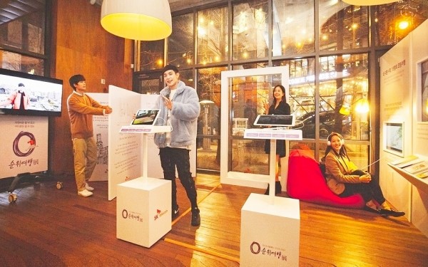 (왼쪽부터)김충재, 차인철, 오영주, 오드리 등이 0순위 여행 참가자와 함께 기념사진을 찍고 있다.(사진=SK텔레콤)