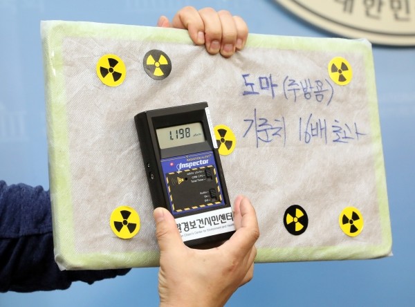 지난 10월17일 국회 정론관에서 열린 '원안위와 식약처, 생활용품 및 의료기 방사선·라돈 위험 신속대응 촉구 기자회견'에서 시중에 판매되는 도마를 대상으로 방사선 측정을 하고 있는 모습.