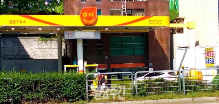 유류세 인하 전인 10월 초 성남시 양지동에 자리한 한 알뜰주유소 유가현황.