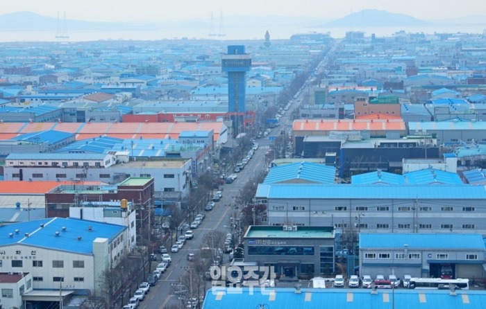 정부의 일방통행식 경제정책으로 기업들이 어려움을 호소하고 있다. 과도한 최저임금 인상과 단축근무에 따른 것이다. 시화공단 전경.