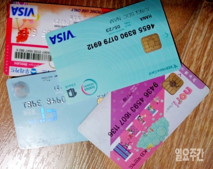 국내 카드사들이 정부의 각종 규제로 연간 1조원에 육박하는 손실을 입을 것으로 보인다.