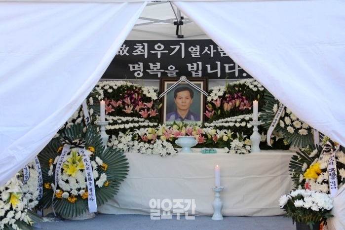 카카오의 카풀서비스 도입을 반대하면서 택시 기사 최우기 씨가 최근 분신 자살했다.