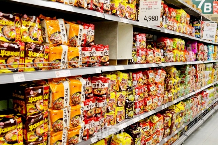 1～11월 라면 수출액이 3억8500만달러로 전년 동기보다 11.2% 급증했다. 마트에 진열된 다양한 종류의 라면.