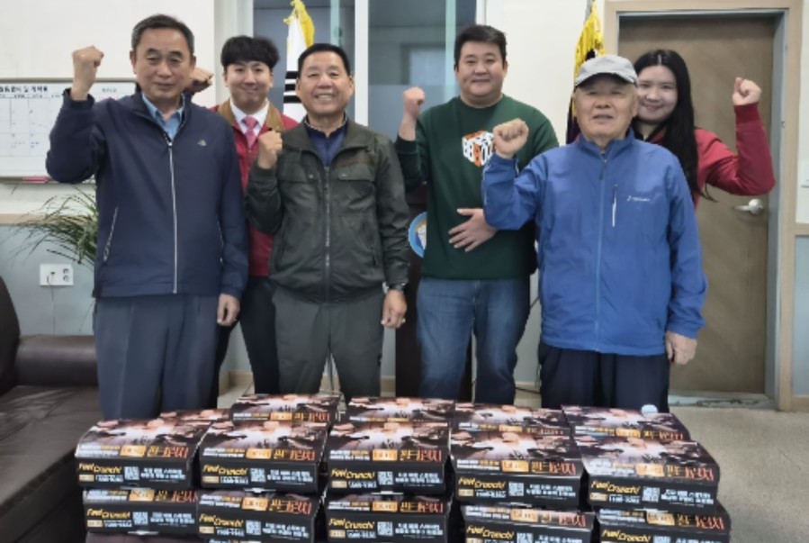 BBQ, 퇴직 경찰관 30여명에 치킨...