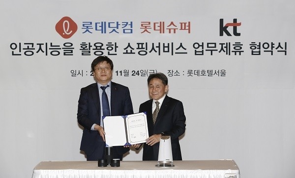 KT는 24일 서울 소공동 롯데호텔 버클리스위트에서 롯데닷컴과 ‘인공지능 쇼핑서비스’ 제공을 위한 업무협약(MOU)을 체결한 후 KT 이필재 GiGAgenie사업단장(오른쪽), 롯데닷컴 김형준 대표(왼쪽)가 업무협약 체결 후 기념사진을 촬영하고 있다.