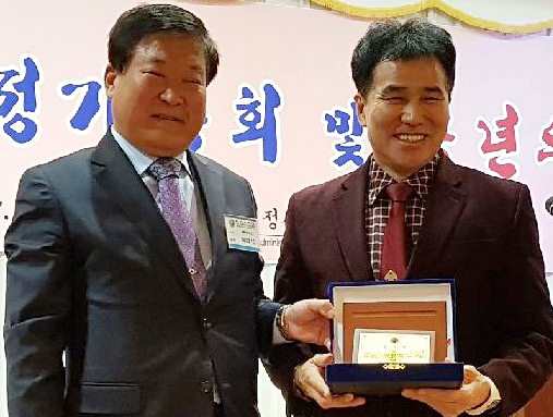 조순원 디벨랜드(주)쏘웰그룹 회장(오른쪽)이 최근 박대석 육군기술행정사관총동문회 회장으로부터 감사패를 받았다.