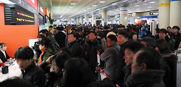 11일 오전 제주국제공항에 체류객들이 몰려 혼잡한 모습을 이루고 있다.