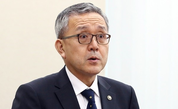 정부의 근무 혁신으로 인해 앞으로 공무원들은 초과근무를 하면 그 시간만큼 단축근무를 하거나 연가로 활용할 수 있게 되고, 장기휴가 사용이 가능해지는 등 복무 환경이 개선될 전망이다. 이번 대책은 지난해 9월부터 김판석 인사처장(사진)을 단장으로 구성된 범정부 근무혁신 태스크포스(TF)에서 수립됐다.
