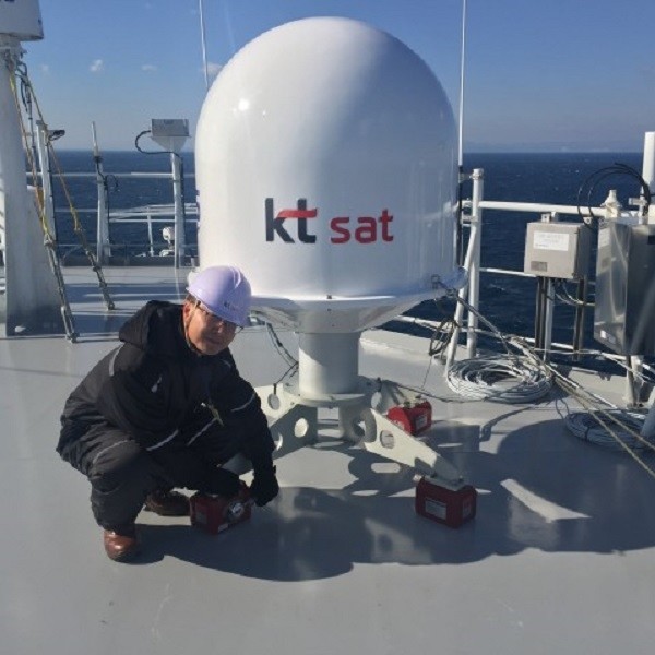 KT SAT이 26일 현대중공업 신규 건조 FSRU 시운전선박을 대상으로 Portable-MVSAT 시범 서비스 제공에 성공했다.