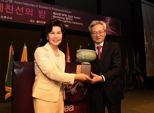 BPW KOREA 이정희 회장(좌)이 한미약품 대표이사 우종수 사장(우)에게 수상 트로피를전달하고 있다.