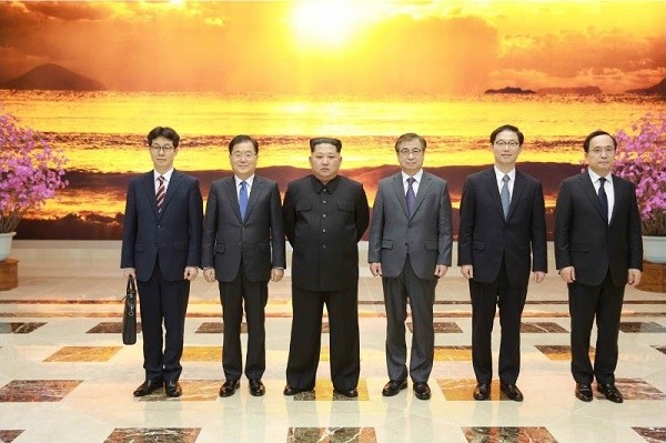 북한 노동신문은 김정은 국무위원장이 우리측 대북 특별사절 대표단과 기념촬영한 모습을 6일 보도했다. (newsis)