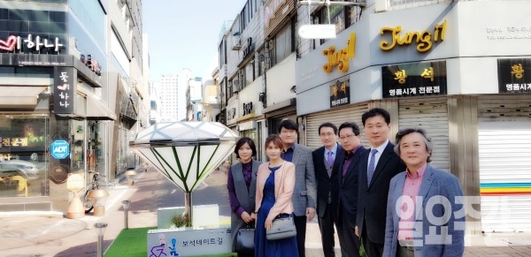 대구 주얼리 골목을 찾아 함께 삶의 현장을 둘러보며 행복 경제의 지혜를 모우는 홍인표 대표와 지인들이 함께 포즈를 취하고 있다.