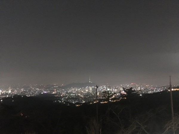 북악스카이웨이에서 바라본 서울 야경. 미세먼지로 인해 시야가 뿌옇다. (사진=김지민 기자)