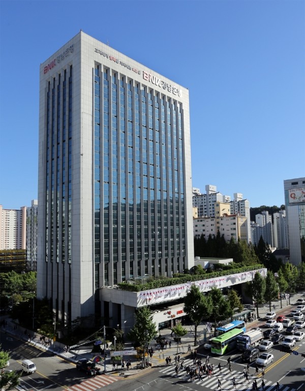 경남 창원시 마산회원구에 있는 BNK경남은행 본점 전경.(사진=newsis)