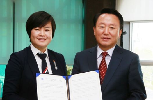 ▲ 2017년 4월 27일 충북일보 강태억 대표이사 사장은 KTC 사회적협동조합 한상희 이사장과 ‘드론 교육 및 연구 프로그램’ 공동 추진을 위한 상호교류 협력을 체결했다. (photo source ktc)