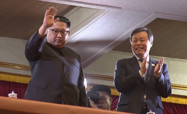 남측예술단 공연장 방문한 김정은 위원장. 오른쪽은 도종환 문체부 장관. (사진=newsis)