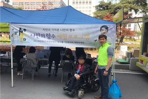 (사)한국장애인문화협회 중앙회 안중원 회장과 ㈜아워그룹 백남현 대표이사 (사진제공=아워그룹)