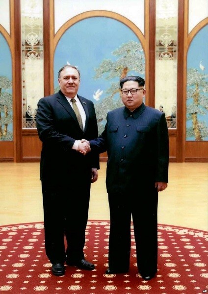 미국 백악관이 26일(현지시간) 마이크 폼페이오 신임 미 국무장관이 김정은 북한 국무위원장을 만난 사진을 공개했다. (사진=백악관)