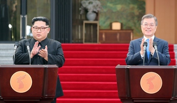 문재인 대통령과 김정은 북한 국무위원장이 27일 오후 판문점 평화의 집 앞에서 남북정상회담을 마치고 판문점 선언을 발표했다. (한국공동사진기자단)