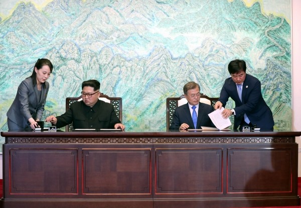 문재인 대통령과 김정은 국무위원장이 지난 27일 오후 판문점 평화의 집에서 열린 남북정상회담에서 한반도의 평화와 번영, 통일을 위한 판문점 선언문에 서명하고 있다.(사진=newsis)
