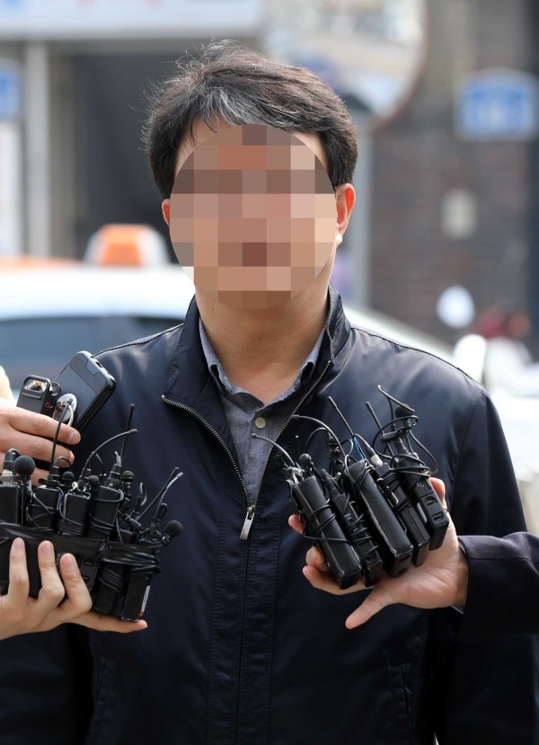 댓글 조작 혐의로 구속된 드루킹 김모씨로부터 500만원의 돈거래를 한 김경수 더불어민주당 의원의 전 보좌관 한모씨가 30일 오전 서울 중랑구 서울지방경찰청 지능범죄수사대로 조사를 받기 위해 출석하고 있다.(사진=newsis)