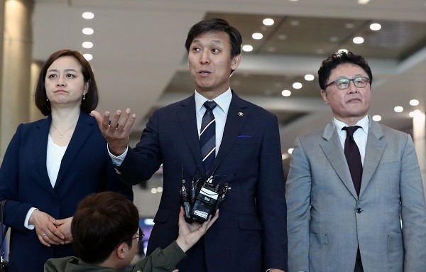김영문 관세청장이 30일 오후 인천공항 제1여객터미널에서 열린 현안점검회의 이후  기자들의 질문에 답하고 있다. (사진=newsis)