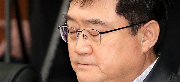 삼성증권의 이른바 '유령주식' 파문으로 궁지에 몰린 구성훈 삼성증권 대표이사가 지난달 10일 서울 영등포구 여의도 금융투자협회에서 열린 '삼성증권 사태와 관련 내부통제 강화를 위한 증권회사 대표 간담회'에 참석해 굳은 표정을 짓고 있다.(사진=newsis)