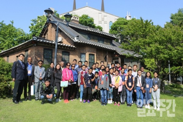 달서구 경원고등학교와 자매 결연 중인 네팔 LRI School 학생들이 동산의료원을 방문하여 기념 촬영을 하고 있다.