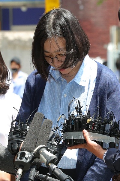 외국인 가사도우미 불법 고용 혐의를 받고 있는 조현아 전 대한항공 부사장이 24일 오후 서울 양천구 법무부 서울출입국외국인청에서 고개를 숙이고 있다. (사진=newsis)