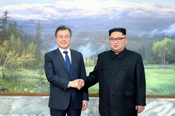 문재인 대통령이 김정은 국무위원장과 26일 오후 판문점 북측 통일각에서 제2차 남북정상회담에 앞서 악수하고 있다. (사진=청와대 제공)