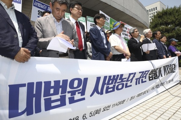 양승태 전 대법원장 시절 법원행정처의 '재판 거래' 의혹이 확산되고 있는 가운데 5일 오전 서울 서초구 대법원 앞에서 열린 '대법원 사법농단 규탄 법률가 기자회견'에서 법률가들이 사법농단 규탄 발언을 하고 있다.(사진=newsis)