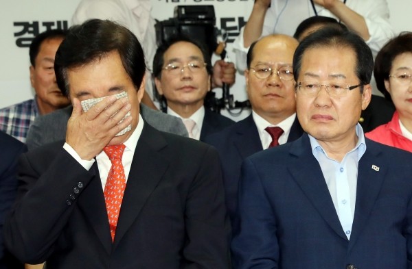 지난 13일 오후 서울 영등포구 여의도 자유한국당 당사에서 홍준표 대표(오른쪽)와 김성태 원대대표(왼쪽)가 당직자들과 함께 6.13 전국동시지방선거 출구조사 발표를 보고 침통해 하고 있다.(사진=newsis)