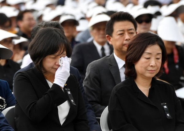 27일 서울 영등포구 여의도 국회 정현관에서 열린 故 노회찬 정의당 원내대표의 영결식에서 이정미 대표와 심상정 의원이 애통한 표정을 하고 있다. 2018.07.27. photo@newsis.com