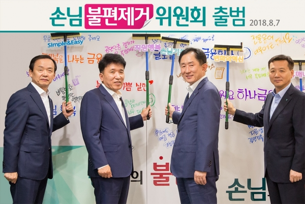 출범식에 참석한 하나금융그룹 각 관계사 임원들이 기념촬영을 하고 있다. 사진 맨 앞 줄 왼쪽부터 정수진 하나카드 사장, 이진국 하나금융투자 사장, 함영주 KEB하나은행장(위원장), 윤규선 하나캐피탈 사장, 주재중 하나생명 사장.