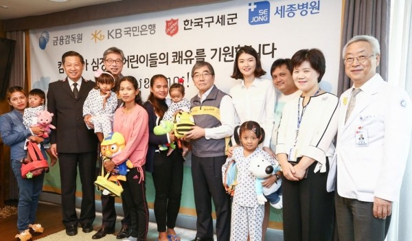 KB국민은행은 30일, 부천 세종병원을 방문해 ‘캄보디아 심장병 어린이 의료 지원’ 사업을 통해 국내에서 수술을 마치고 회복중인 어린이들을 격려했다.(왼쪽부터)김필수 한국구세군사령관, 허인 KB국민은행장, 윤석헌 금융감독원장, 심석희 KB금융그룹 후원선수, (오른쪽 첫번째)이명묵 세종병원장. 출처=국민은행