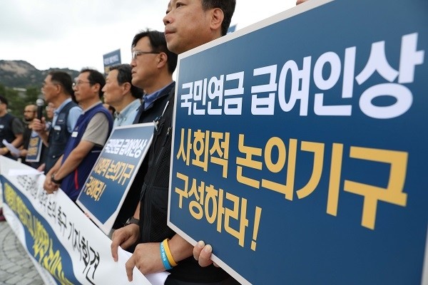 최근 인구의 고령화가 급속히 진행되면서 국민연금을 내는 인구보다 받는 인구가 늘어날 것이라는 예측이 나오면서 정부 차원에서 국민연금 인상안이 거론되자 지난달 29일 공적연금강화국민행동 등은 국민연금 급여인상에 대한 사회적 논의를 촉구하는 기자회견을 하고 있는 모습.(사진=newsis)