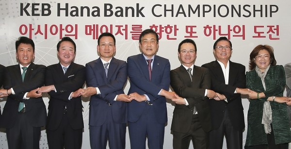 지난 10월 10일 오후, 인천 파라다이스시티 호텔에서 열린 LPGA KEB하나은행 챔피언십 갈라파티 리셉션장에 모인 내외 귀빈이 내년부터 시작될 '아시안 LPGA 시리즈(가칭)' 런칭에 뜻을 모으는 의미를 담아 기념 촬영을 하고 있다. KEB하나은행 함영주 은행장, 코오롱그룹 이웅열 회장, KLPGA 김상열 회장, 하나금융그룹 김정태 회장, 대만골프협회 왕정송 회장, 대한골프협회 허광수 회장, 중국 CLPGA 리홍 총경리(사진 왼쪽부터) (사진제공=하나금융그룹)