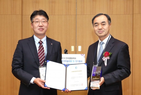 26일 연세대학교에서 열린 시상식에서 LG유플러스 네트워크 부문 김훈 전무(왼쪽)가 조해형 경영과학응용대상을 수상하고 있는 모습.